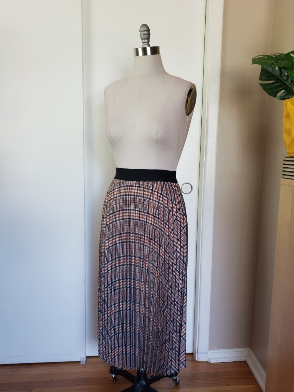 Effortless Plaid Pleated Skirt Size Medium!